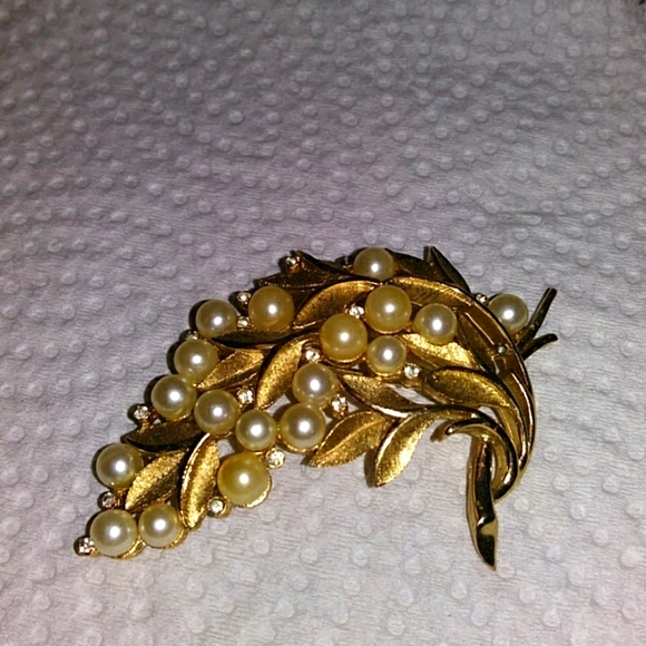 Trifari Jewelry - Vintage Trifari pearl brooch